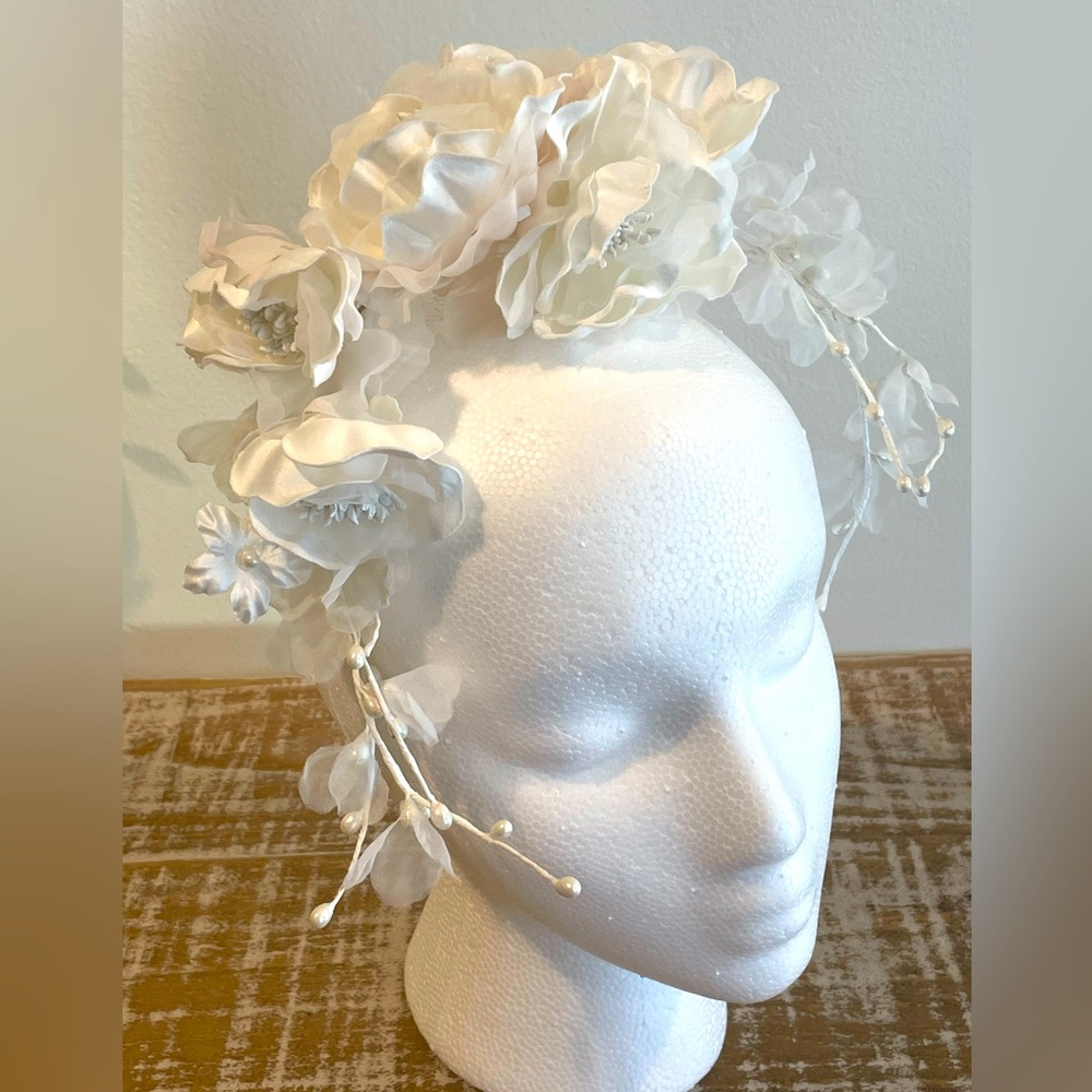 Fabric floral headpiece in white